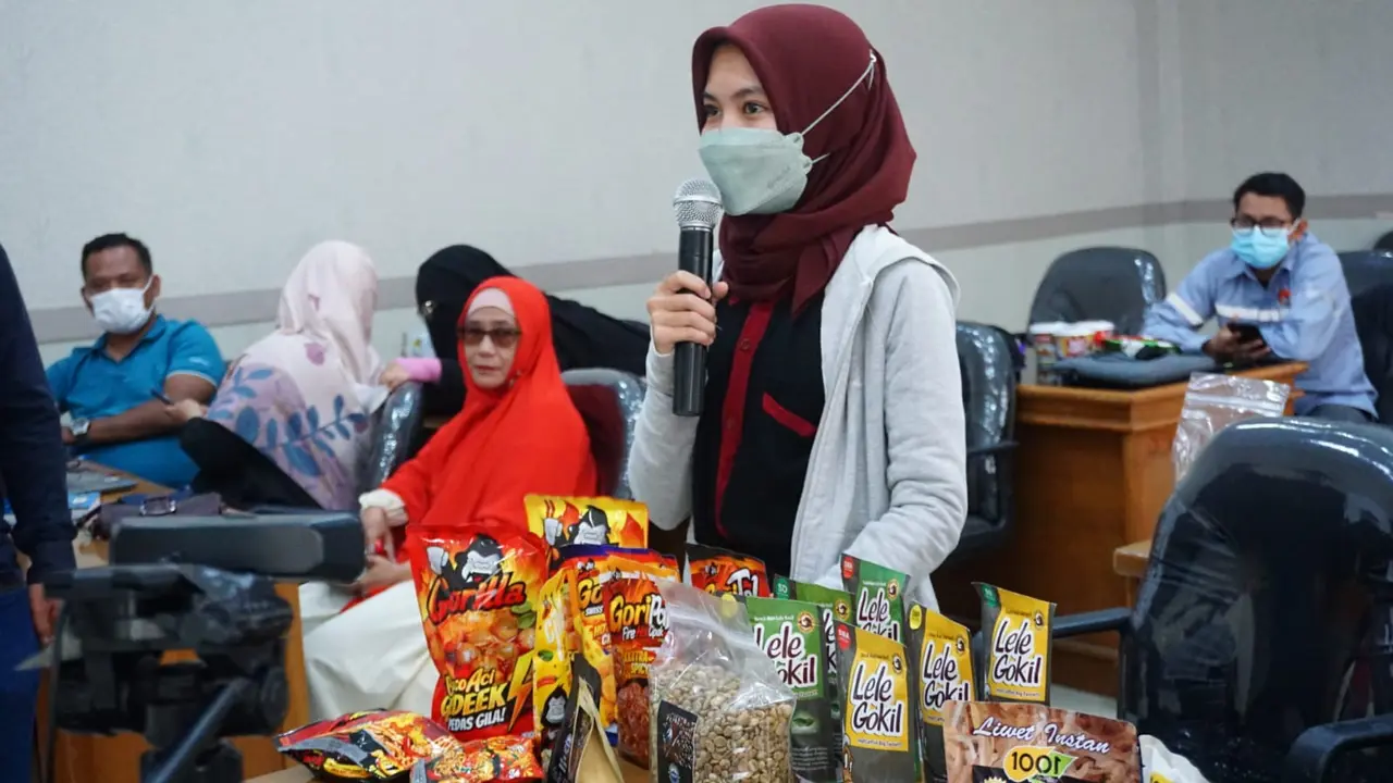 Salah seorang peserta kegiatan Business Matching antara IKM Garut dan pelaku importir negeri Malaysia tengah memperlihatkan produknya untuk dikirim ke negeri Jiran Malaysia.
