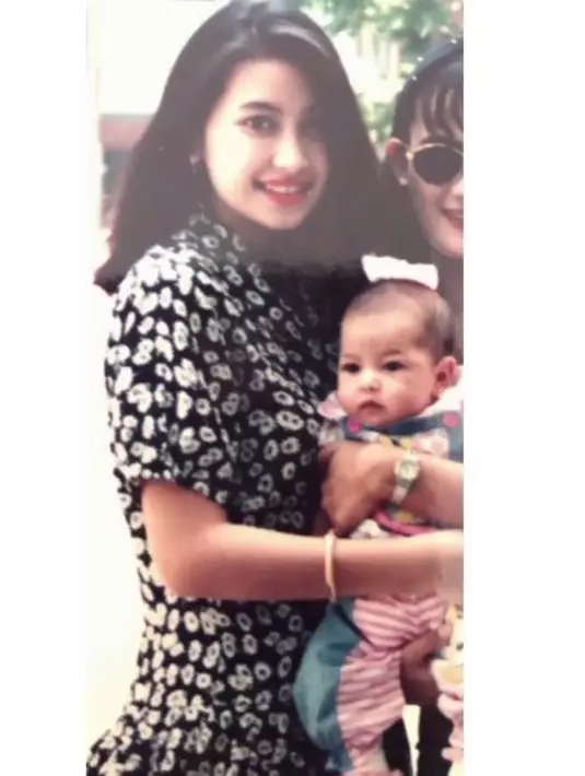 Perempuan yang populer lewat peran sitkom Jin dan Jun pada 1996 silam itu bersama anak perempuannya. Sekedar informasi, pernikahannya dengan Sultan Djorgi dikaruniai seorang putri cantik. [Instagram/hapsarianissa29]