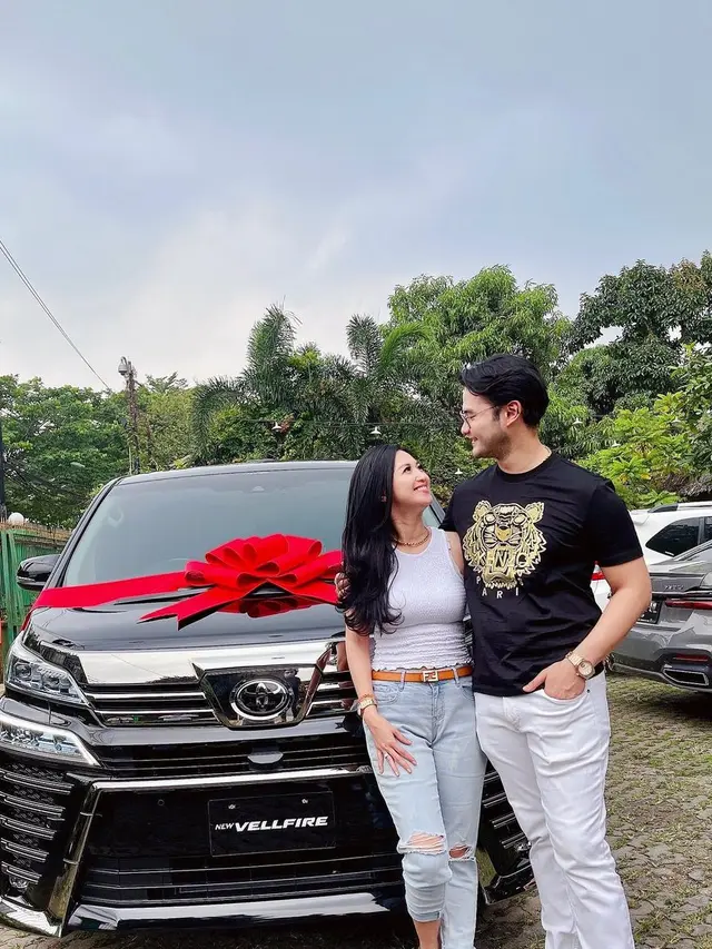 6 Momen Ulang Tahun Sylvia Fully Ke-33, Dapat Kado Mobil Mewah dari Suami