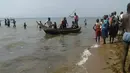 Sejumlah korban selamat dari insiden kapal tenggelam kembali ke darat di Danau Albert, Butiaba, Uganda, Senin (26/12). Kapal tersebut berisi puluhan pemain sepakbola yang berasal dari Buliisa District dan para penggemar klub sepakbola itu. (AFP Photo)