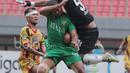 Aksi kiper Mitra Kukar, Joko Ribowo menghalau bola dari kejaran pemain Bhayangkara FC, Thiago Furtuoso pada lanjutan Liga 1 2017 di Stadion Patriot, Bekasi, Jumat (21/7/2017). Bhayangkara menang 4-1. (Bola.com/Nicklas Hanoatubun)