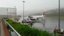 Maskapai asal Portugal bernama TAP menjadi langganan di Bandara Madeira. Kota ini merupakan tempat kelahiran Cristiano Ronaldo. (Bola.com/Reza Khomaini)