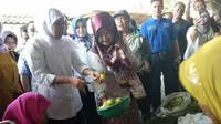 Khofifah berkunjung ke Pasar Ngemplak, Tulungagung, Minggu 25 Februari 2018.(Liputan6.com/Zainul Arifin)