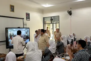 Prabowo saat meninjau hasil revitalisasi SMAN 1 Cilacap (Foto: Biro Pers Sekretariat Presiden)