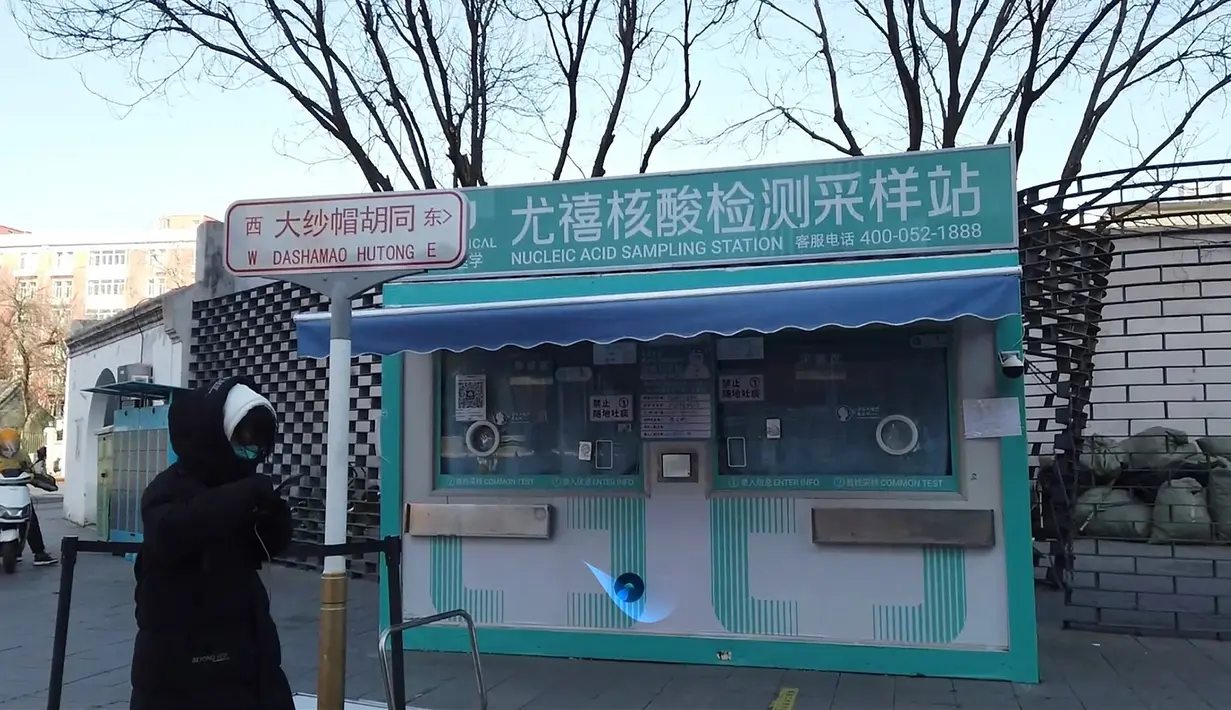 Tangkapan bingkai dari rekaman video AFPTV ini menunjukkan stan pengujian Covid yang ditutup di Beijing, Selasa (13/12/2022). Beberapa universitas di China mengatakan akan mengizinkan mahasiswanya menyelesaikan semester dari rumah dengan harapan mengurangi potensi wabah COVID-19 yang lebih besar selama kesibukan perjalanan Tahun Baru Imlek di bulan Januari mendatang. (Yuxuan ZHANG / AFP)