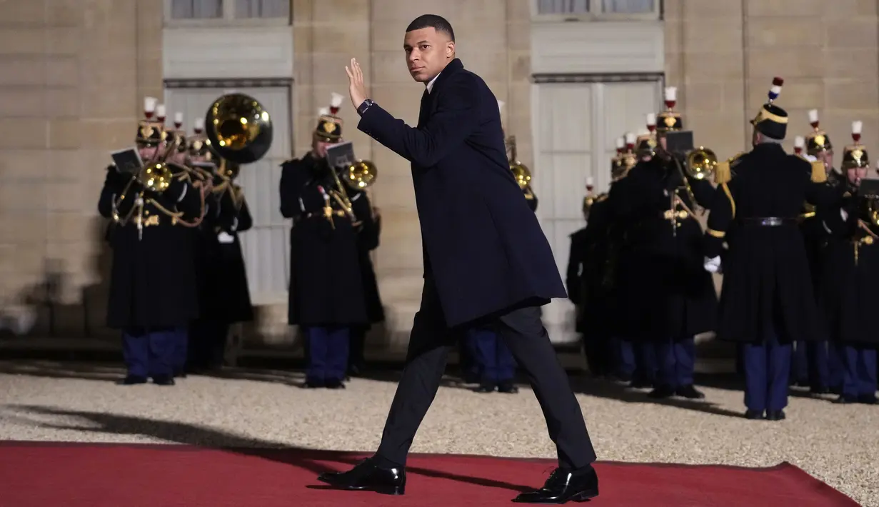 Pemain PSG, Kylian Mbappe menyapa media saat diundang menjadi salah satu tamu di Istana Elysee, Prancis, Selasa (27/2) malam waktu setempat. Mbappe diundang dalam acara makan malam oleh Presiden Prancis, Emmanuel Macron untuk menghormati kedatangan Emir Qatar, Sheikh Tamin bin Hamad Al-Thani (AP Photo/Thibault Camus)