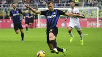 Gelandang Inter Milan, Ivan Perisic, menggiring bola saat melawan Cagliari pada laga Serie A Italia di Stadion San Siro, Milan, Sabtu (3/11). Inter menang 5-0 atas Cagliari. (AFP/Miguel Medina)