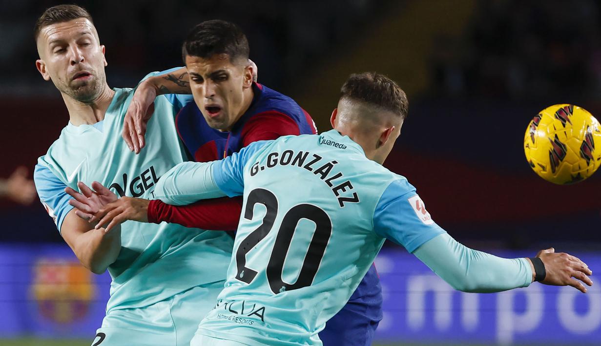 Bek Barcelona, Joao Cancelo (tengah) berebut bola dengan dua pemain Mallorca, Matija Nastasic (kiri) dan Giovanni Gonzalez pada laga pekan ke-28 LaLiga 2023/2024 yang berlangsung di Olimpic Lluis Companys Stadium, Barcelona, Sabtu (9/3/2024) dini hari WIB. (AP Photo/Joan Monfort)