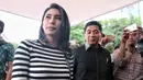 Sebelumnya, sempat ramai diberitakan Tyas Mirasih di laporkan ke KPAI oleh seorang nenek bernama Maryke Harris Pohu. Maryke melaporkan ke KPAI dengan dugaan penculikan anak. (Adrian Putra/Bintang.com)