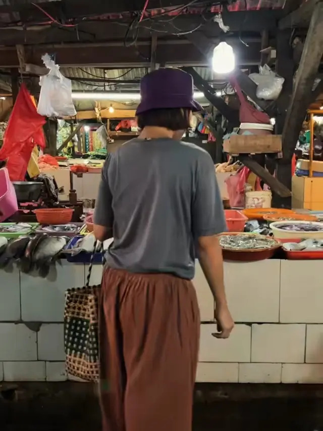 Indah Permatasari Tampil Sederhana