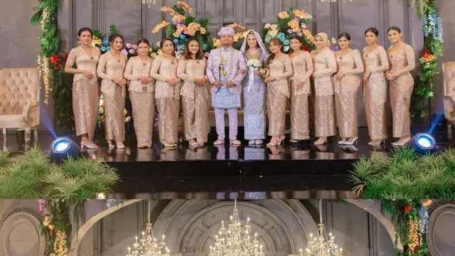 Nuansa Minang di pernikahan Ochi Rosdiana. (credit: instagram.com/thepotomoto)