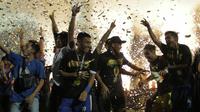 Para pemain Arema FC berpesta merayakan kesuksesan menjadi juara Piala Presiden 2019. Tim Singo Edan jadi yang terbaik usai menggebuk Persebaya dengan skor 2-0 di Stadion Kanjuruhan, Malang, Jumat (12/4/2019). (Bola.com/Yoppie Renato)