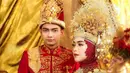 Mereka mengenakan pakaian adat Aceh dengan kombinasi warna merah menyala dan juga emas. (Instagram/fdphotography).