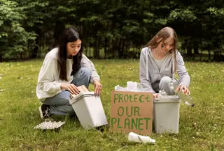 Salah satu cara untuk menjaga bumi bisa dengan menerapkan green living dalam sehari-hari. (Foto/dok: Freepik)