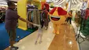 Karakter Joypixels Emoji menyapa pengunjung khususnya anak-anak di Lippo Mall Kemang,  Jakarta Sabtu (14/12/2019). Joypixels Emoji menyapa pengunjung setiap Sabtu dan Minggu merasakan pengalaman pada liburan natal dan tahun baru. (Liputan6.com/Fery Pradolo)