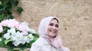 Penampilan Dine Mutiara juga tak luput dari perhatian. Termasuk gayanya saat menghadiri acara kondangan. [Foto: IG/dine.pearl].