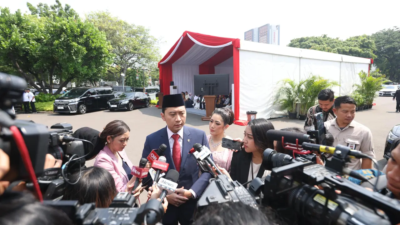 Wakil Ketua MPR RI dari Partai Demokrat Edhie Baskoro Yudhoyono (Ibas) ketika menghadiri Pelantikan Gubernur, Wakil Gubernur, Bupati, Wakil Bupati, Walikota, dan Wakil Walikota Seluruh Indonesia Masa Jabatan Tahun 2025-2030 oleh Presiden Republik Indonesi