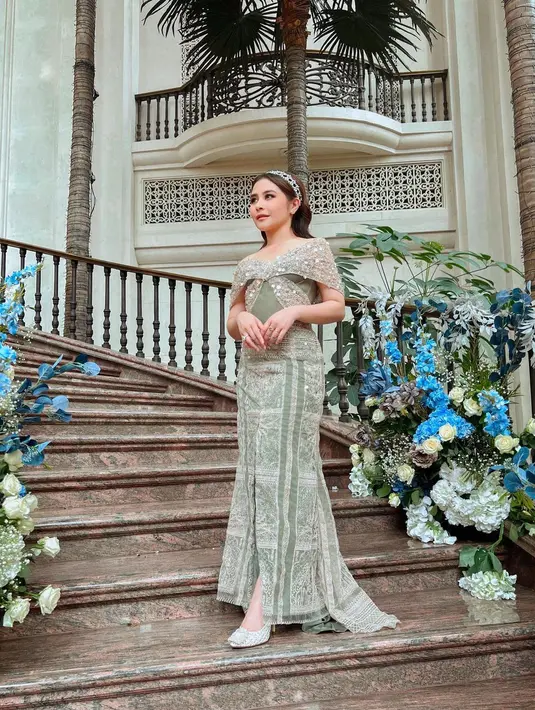 Mantan kekasih Aliando Syarif itu terlihat anggun saat mengenakan pakaian pengiring pengantin. Pose melipat tangan sukses menjadikan penampilan Prilly Latuconsina ini makin membuatnya cantik paripurna. (Liputan6.com/IG/@prillylatuconsina96).