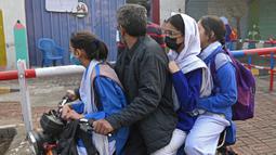 Pihak berwenang Pakistan mengumumkan bahwa sekolah-sekolah mulai dibuka kembali pada 20 November 2024. (Arif ALI/AFP)