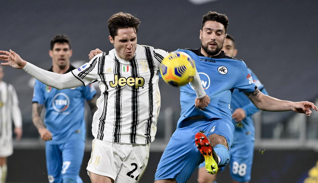 Penyerang Juventus, Federico Chiesa, berebut bola dengan pemain Spezia, Riccardo Marchizza, pada laga Liga Italia di Stadion Allianz, Selasa (2/3/2021). Juventus menang telak 3-0. (Marco Alpozzi/LaPresse via AP)