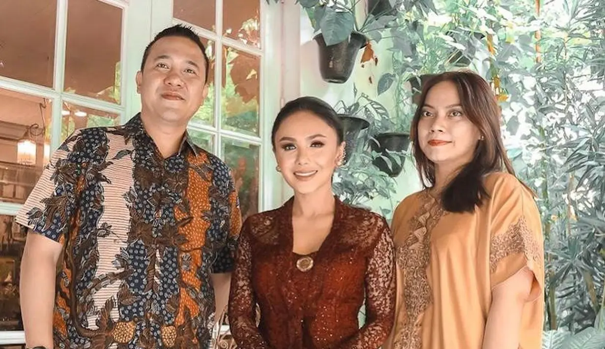 Penampilan Yuni Shara di acara Tedak Siten pun mencuri perhatian. Penyanyi 49 tahun itu tampil anggun berbalut kebaya warna merah maroon sesuai dengan konsep acara yang sarat nuansa adat Jawa. (Instagram/yunishara36).