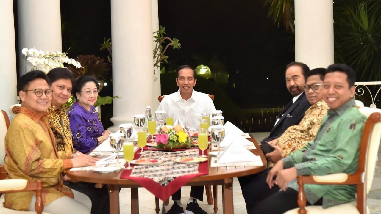 Presiden Jokowi menggelar makan malam bersama pimpinan partai pendukungnya