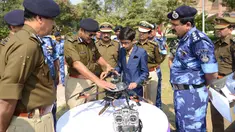 Harshwardhan Zala (14) menunjukkan drone buatannya kepada Pasukan Kepolisian Cadangan Pusat (CRPF) di kamp Rapid Action Force, Ahmedabad, India, 15 Januari 2017. Harshwardhan Zala berhasil menciptakan drone untuk mendeteksi ranjau darat (Sam Panthaky/AFP)
