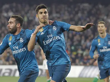 Marco Asensio (kanan) merayakan gol bersama rekannya saat melawan Real Betis pada lanjutan La Liga Santander di Villamarin stadium,Seville, (18/2/2018). Real Madrid menang 5-3. (AP/Miguel Morenatti)