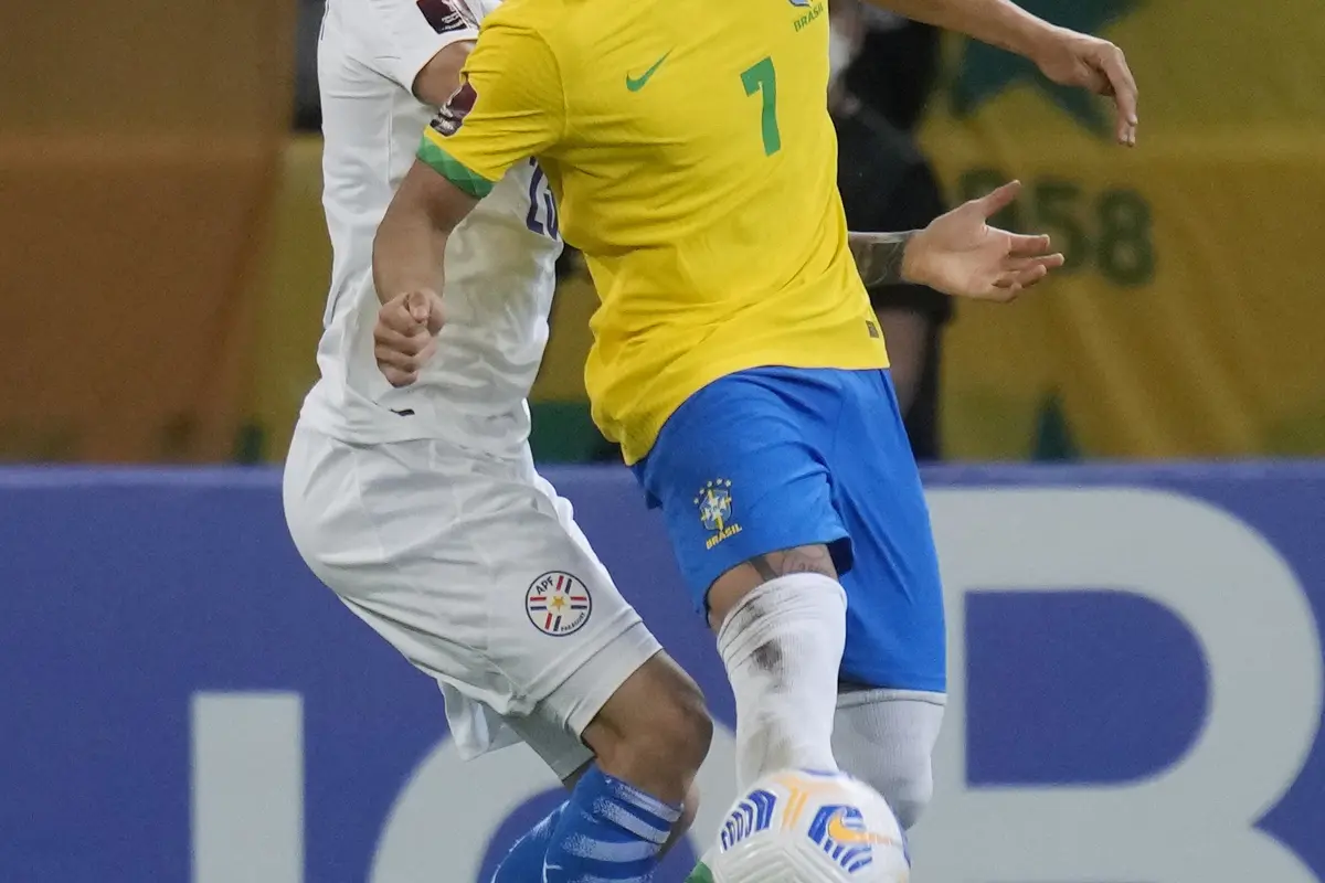 Brasil Bantai Paraguay 4-0
