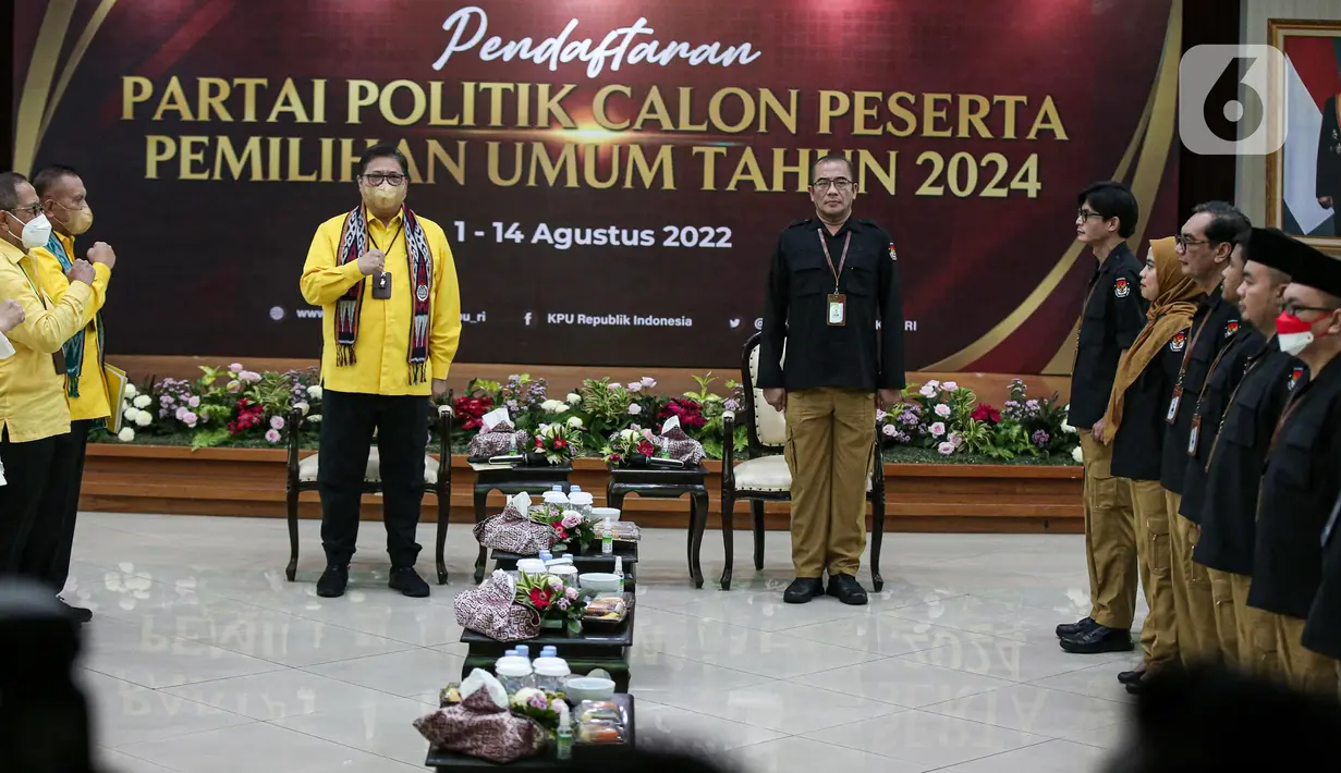 Ketua Komisi Pemilihan Umum (KPU) Hasyim Asy'ari (kanan) menyaksikan Ketua Umum Golkar Airlangga Hartarto bersama jajajran menyanyikan mars partainya saat Pendaftaran Partai Politik Calon Peserta Pemilu tahun 2024 di Gedung KPU, Jakarta, Rabu (10/8/2022). Diketahui, Golkar mendaftarkan diri bersama dengan parpol lainnya di Koalisi Indonesia Bersatu yakni PAN dan PPP. (Liputan6.com/Faizal Fanani)