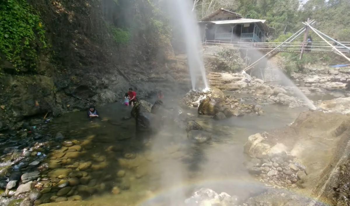 Sensasi mandi uap di Geyser Cisolok