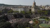 Kerumunan warga di Plaça Catalunya, sehari setelah serangan di Barcelona. (Sumber AFP/Lluis Gene)