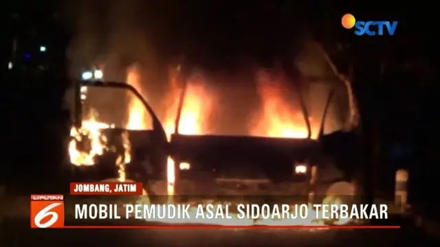 Mobil pemudik asal Sidoarjo terbakar di Jombang, Jawa Timur. Dalam peristiwa tersebut, anak pemilik mobil nyaris terbakar karena terjebak api.