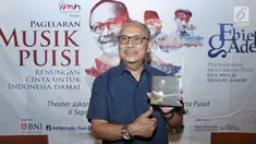 Penyanyi Ebiet G. Ade menunjukan albumnya saat jumpa pers pagelaran musik puisi Ebiet G. Ade di kawasan Sudirman, Jakarta, Selasa (29/08). Pagelaran musik puisi Ebiet G. Ade bertema "Renungan Cinta untuk Indonesia". (Liputan6.com/Herman Zakharia)
