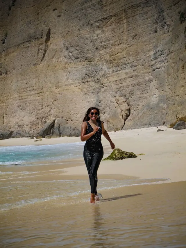 Ashanty Pamer Kulit Tanned di Pantai, Ini 6 Potretnya yang Curi Perhatian
