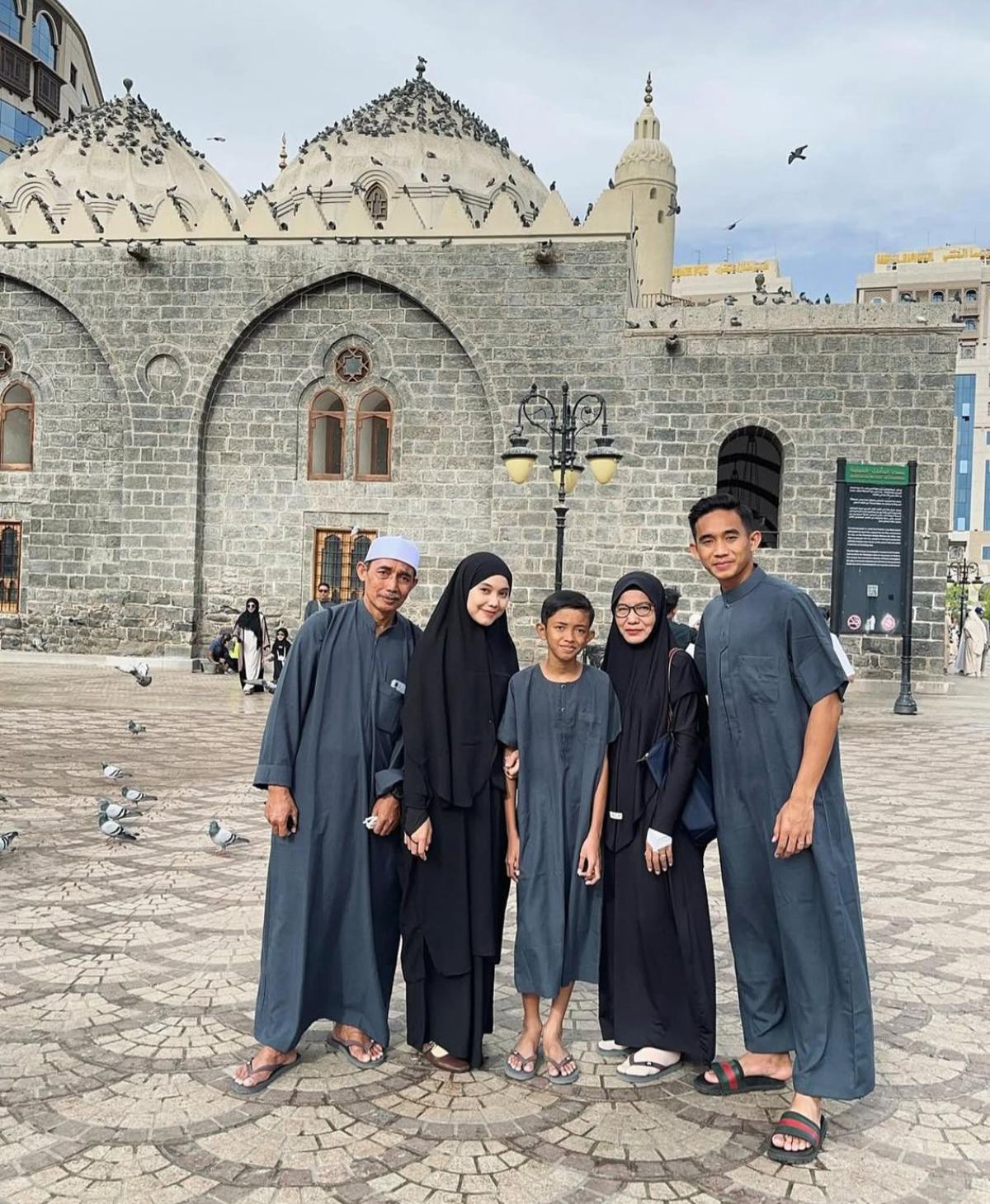 7 Potret Rizky Ridho Bintang Timnas Indonesia Umroh Bareng Keluarga, Ini Momen Spesialnya