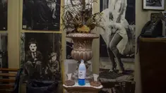 Gel hidroalkohol dipajang dekat poster masa lalu Marilyn Monroe dan Charlie Chaplin di lobi bioskop terbuka Oasis, Athena, Yunani, 1 Agustus 2020. Pandemi COVID-19 memaksa bioskop terbuka dipersingkat sehingga menyebabkan penurunan jumlah penonton. (ANGELOS TZORTZINIS/AFP)