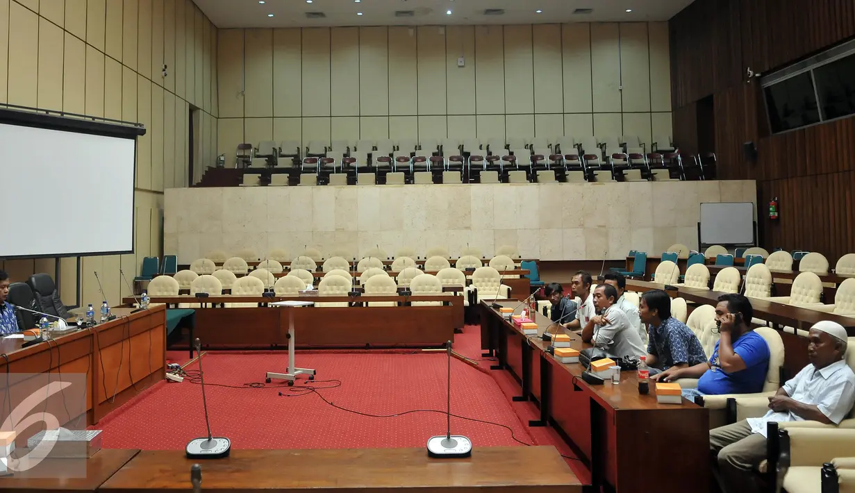 Suasana Serikat Nelayan Lontar Banten saat melakukan Pertemuan dengan Wakil Ketua Komisi IV dengan  di Kompleks Parlemen, Senayan, Jakarta, Kamis (28/4). (Liputan6.com/Johan Tallo)