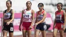 Putri Ni Made Arianti pelari Indonesia berhasil meraih medali perak di cabang para atletik nomor lari 400 meter T13 pada Asian Para Games 2018, di Stadion Utama Gelora Bung Karno Jakarta, Kamis(11/10/2018).  (Bola.com/Peksi Cahyo)