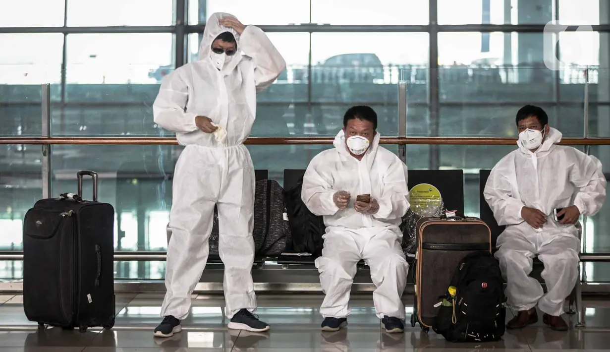 Sejumlah calon penumpang pesawat menggunakan alat pelindung diri (APD) di Terminal 3 Bandara Soekarno-Hatta (Soetta), Tangerang, Banten, Senin (11/5/2020). Calon penumpang menggunakan APD untuk melindungi diri dari penularan virus corona COVID-19. (Liputan6.com/Faizal Fanani)