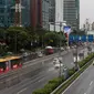 Pengendara melintasi Tol Dalam Kota di kawasan Jalan Gatot Subroto, Jakarta, Jumat (2/12). Terkait aksi super damai 212 yang digelar di kawasan Monas, sejumlah ruas jalan protokol Ibukota terlihat lengang. (Liputan6.com/Helmi Fithriansyah)