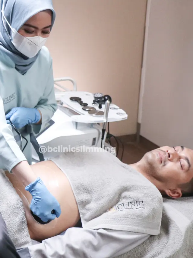 Anjasmara saat melakukan perawatan tubuh dengan treatment RF Sineson