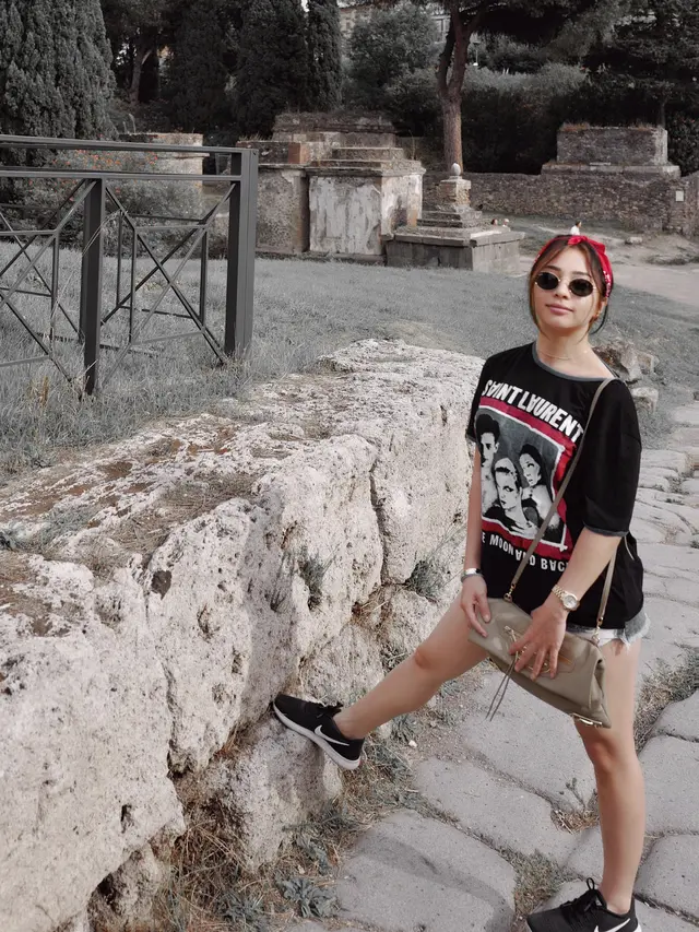 [Bintang] Mulai Dari Kaos Band Sampai Off-Shoulder Dress, 5 Gaya Liburan Santai Nikita Willy Ini Sukses Bikin Iri