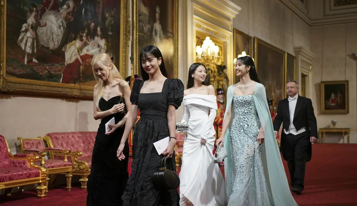 Blackpink tampil elegan saat menghadiri acara makan malam di Buckingham Palace. (Foto: AP/ Yui Mok/ POOL PA)