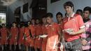 Pelatih Persija, Stefano Cugurra Teco bersama pemain Persija mengikuti acara potong tumpeng. Tim Ibu Kota akhirnya memiliki lapangan latihan tetap usai berpindah-pindah tempat saat mengarungi kompetisi. (Bola.com/M Iqbal Ichsan)