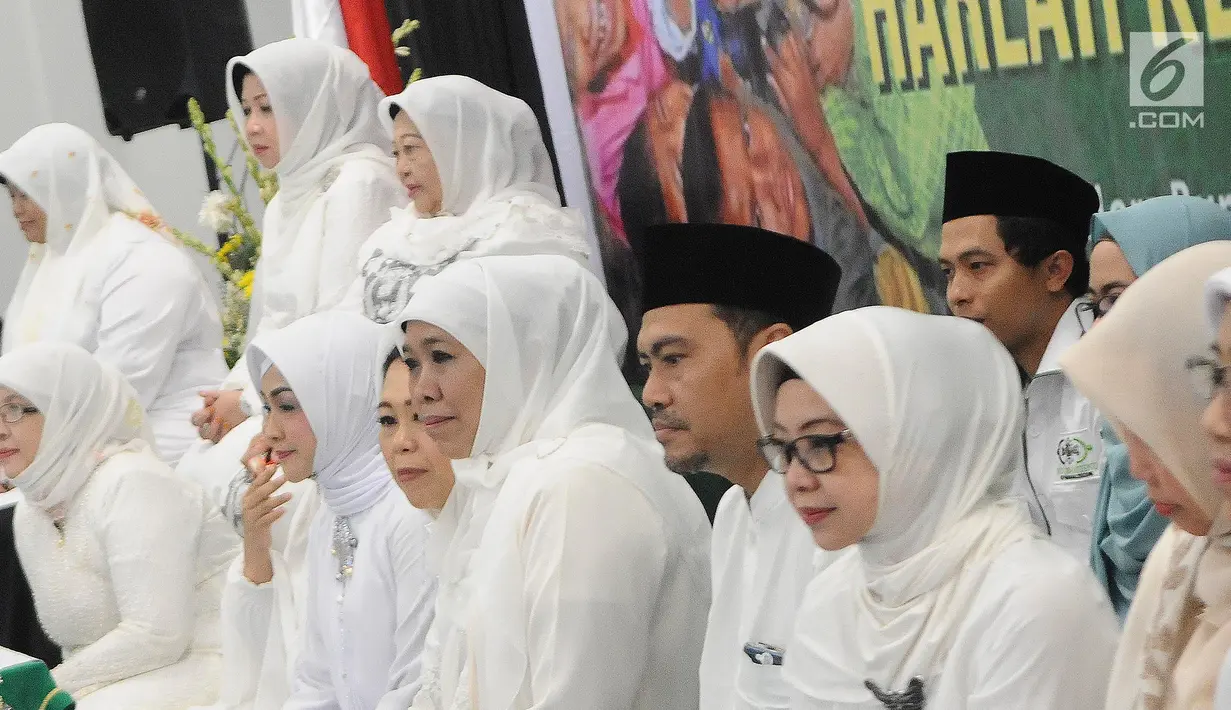 Ketua Umum Muslimat NU Khofifah Indar Parawansa (tengah) saat menghadiri doa bersama dan santunan anak yatim di Jakarta, Sabtu (26/1). Acara ini sebagai rangkaian peringatan Harlah ke-73 Muslimat NU. (Liputan6.com/Herman Zakharia)