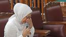 Terdakwa kasus dugaan penyebaran berita bohong atau hoaks Ratna Sarumpaet menangis saat menjalani sidang lanjutan di PN Jakarta Selatan, Selasa (18/6/2019). Sidang tersebut beragenda pembacaan pledoi atau nota pembelaan dari terdakwa. (Liputan6.com/Herman Zakharia)