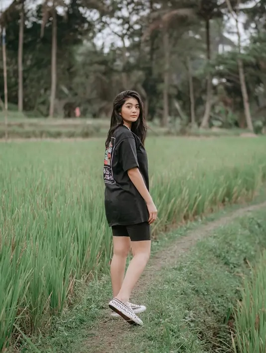 Banyak netizen pun memuji pasangan ini sebagai pasangan yang cocok. Tidak sedikit pula yang menganggap bahwa Debi Sagita merupakan sosok kekasih yang multitalenta yang tentunya bikin pasangan sangat menyukainya. (Liputan6.com/IG/@debisagita)