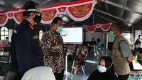 Staf Ahli Menteri Bidang Ekonomi Kesehatan Kemenkes RI H.M Subuh dalam kunjungan kerja Tim Taskforce di RSUD dr. Soetomo Surabaya, Jawa Timur, Rabu (30/9/2020) melakukan diskusi kendala apa saja yang terjadi selama 7 hari ke belakang. (Kementerian Kesehatan RI)