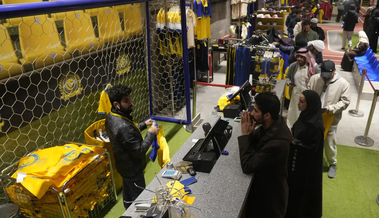 Orang-orang mengantre untuk membeli kaus Cristiano Ronaldo di toko klub Al Nassr di Riyadh, Arab Saudi, Senin, 2 Januari 2023. Ronaldo akan bergabung dengan sejumlah pemain yang sempat berkarier di Eropa, seperti David Ospina dan Alvaro Gonzalez. (AP Photo/Amr Nabil)